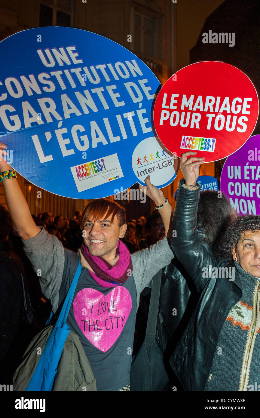 Paris, Frankreich, Gruppe, französische LGBT-Aktivisten, „L'Inter LGBT“ und S.O.S Homophobie, aktivistischer Protest gegen die Opposition gegen die Homo-Ehe, außen, Trans (Acceptess-T)-Kampagne, Transgender-Rechte, LGBTQ-Protestler Stockfoto