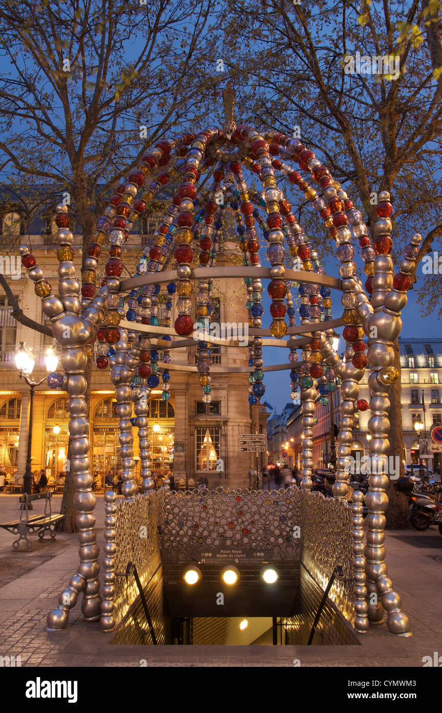 Kiosque des Noctambules (Nightwalker): ein eigenwilliger moderne Eingang zur u-Bahn Paris in Place Colette, entworfen von Jean-Michel Othoniel. Frankreich. Stockfoto