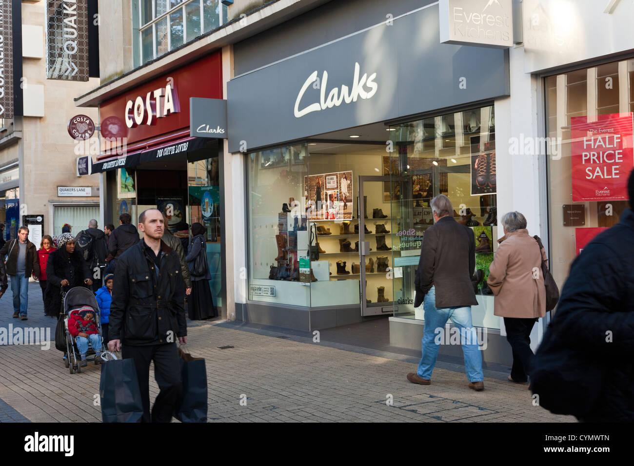 Costa-Kaffee und Clarks Schuh-Shop-Geschäfte in belebten Einkaufszentrum Broadmead Bristol England UK. Stockfoto