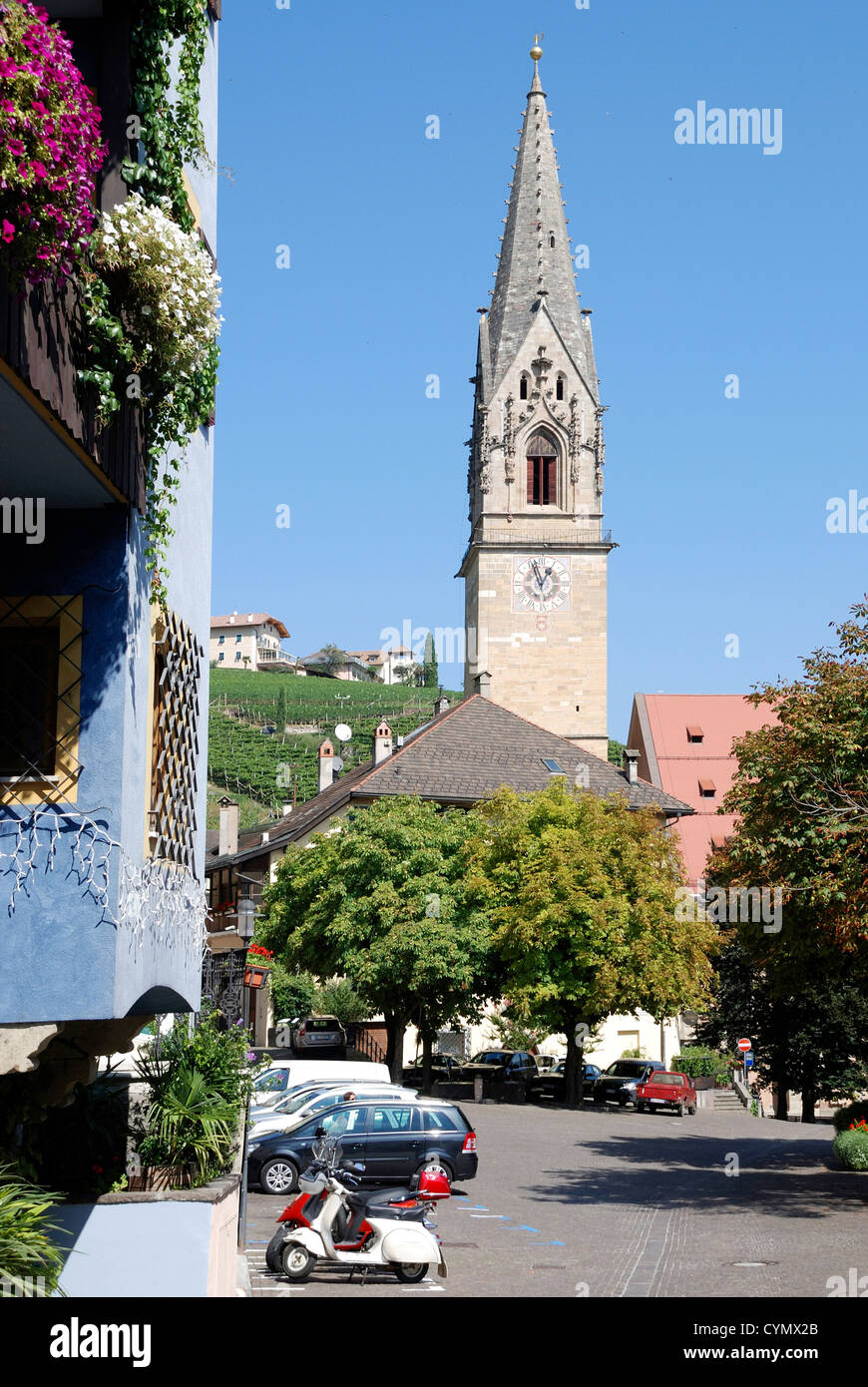 Pfarrei Kirche von Tramin an der Südtiroler Wein-Route. Stockfoto