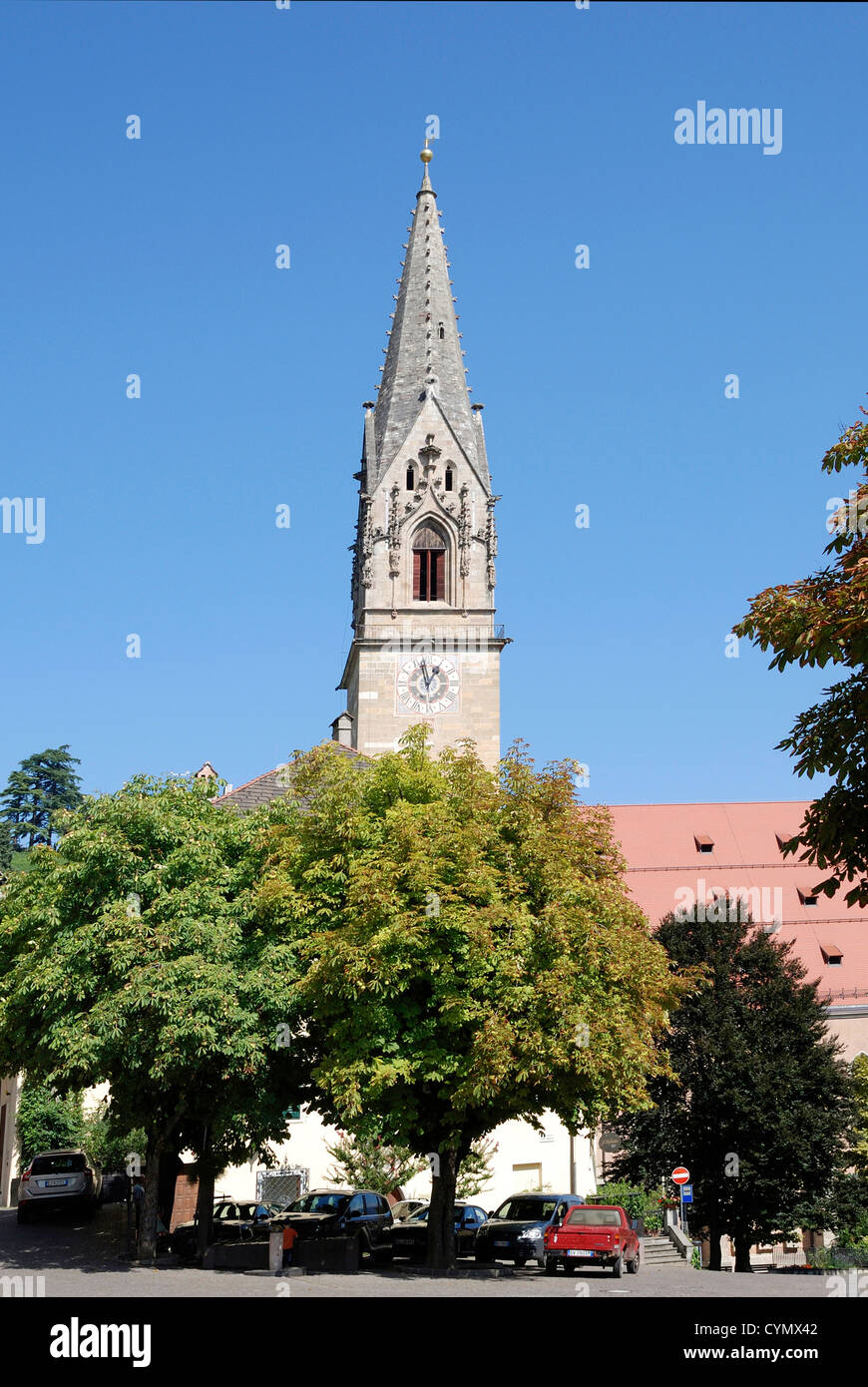 Pfarrei Kirche von Tramin an der Südtiroler Wein-Route. Stockfoto
