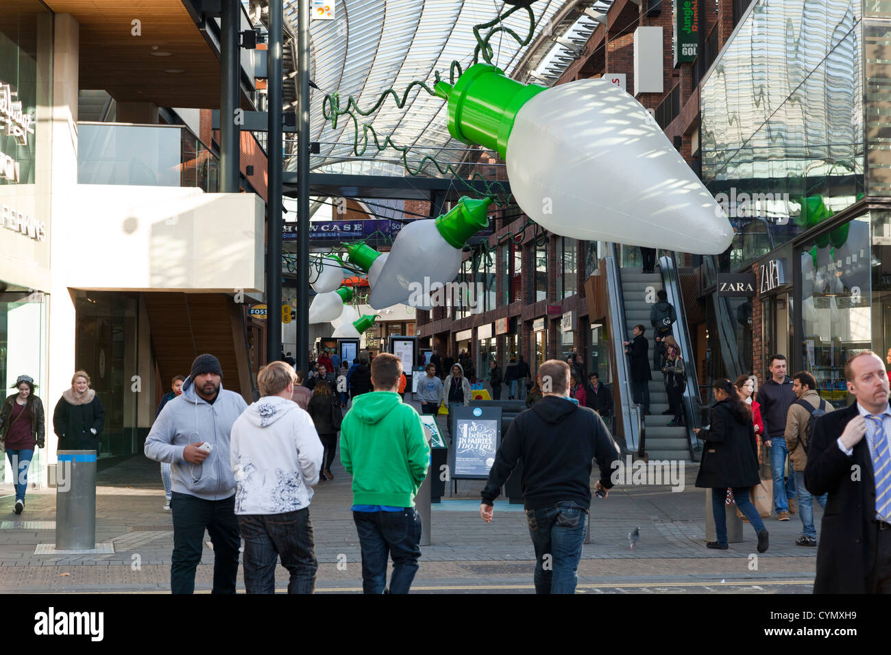 Cabots Zirkus-Einkaufszentrum im Stadtzentrum von Bristol, UK. Weihnachtsschmuck, bereit für das Weihnachtsgeschäft gerade hinauf. Stockfoto