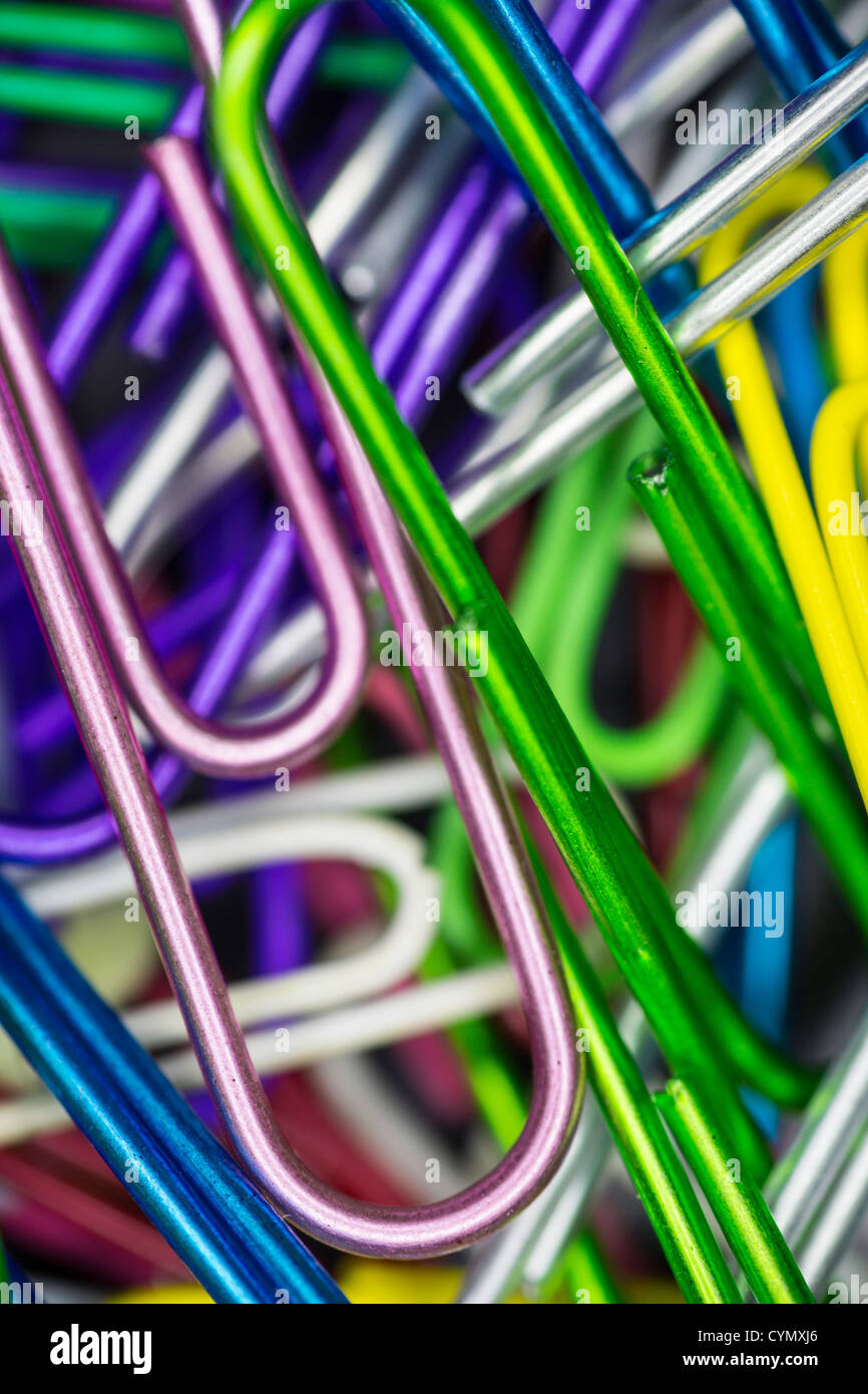 Nahaufnahme Makro Multi farbige Büroklammern Stockfoto