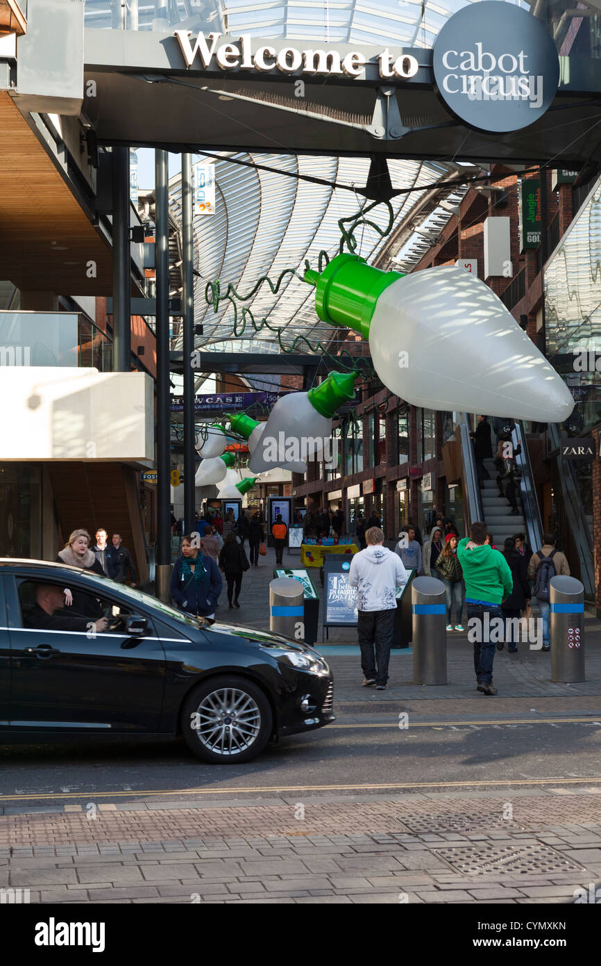 Cabots Zirkus-Einkaufszentrum im Stadtzentrum von Bristol, UK. Weihnachtsschmuck, bereit für das Weihnachtsgeschäft gerade hinauf. Stockfoto