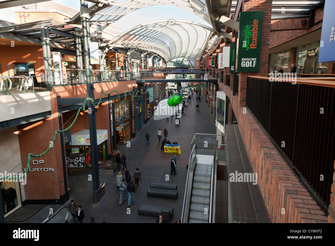 Cabots Zirkus-Einkaufszentrum im Stadtzentrum von Bristol, UK. Weihnachtsschmuck, bereit für das Weihnachtsgeschäft gerade hinauf. Stockfoto