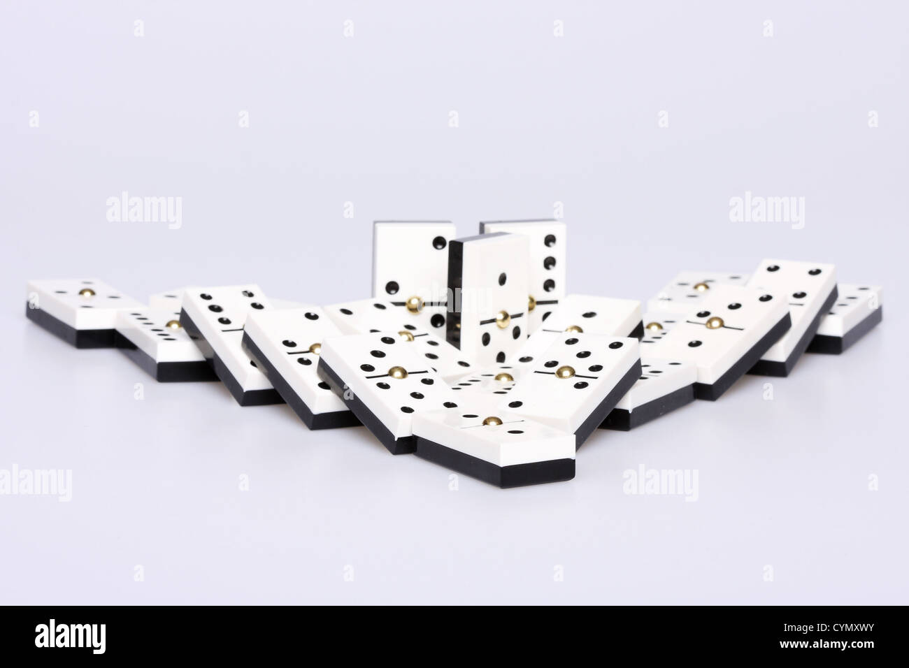 Eine Reihe von Domino-Chips fallen, Konzept von Ursache und Wirkung Stockfoto