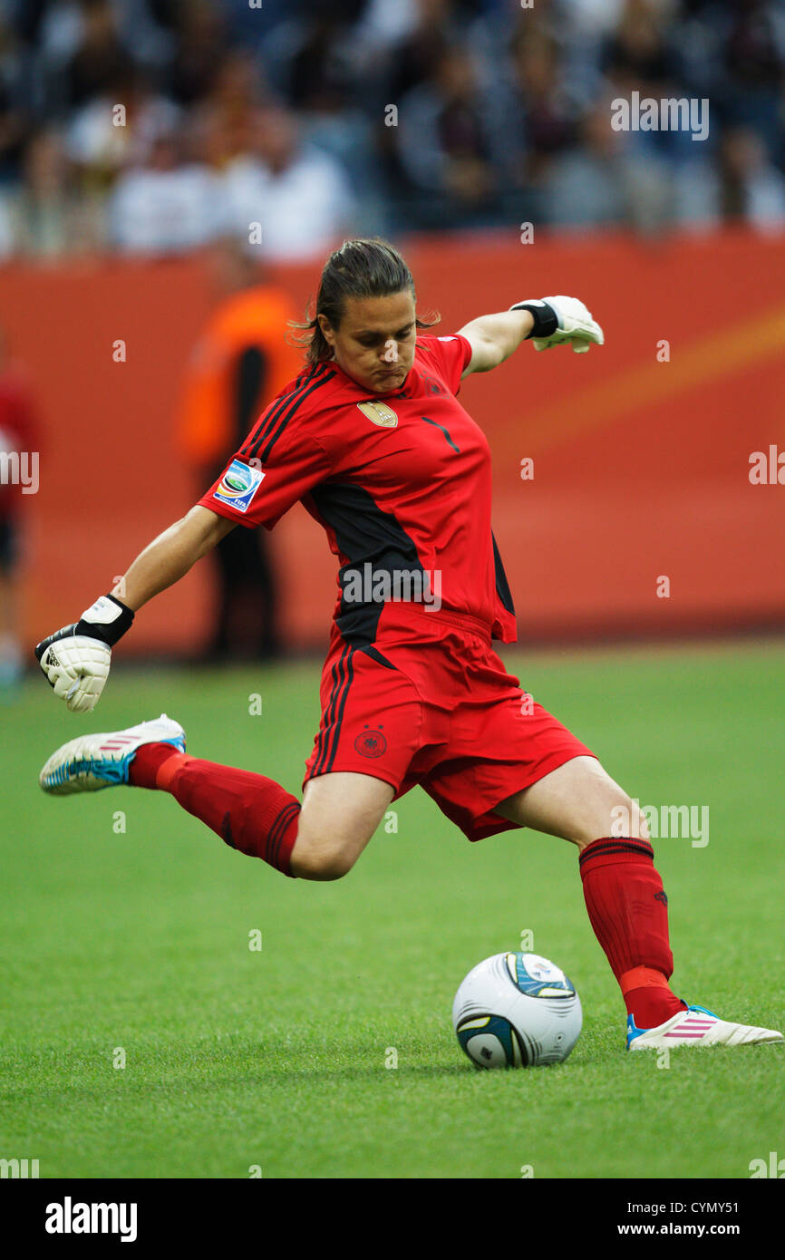 FRANKFURT - JUNI 30: Deutsche Torhüterin Nadine Angerer tritt beim Spiel der FIFA Frauen-Weltmeisterschaft Gruppe A gegen Nigeria am 30. Juni 2011 im Stadion der FIFA Frauen-Weltmeisterschaft in Frankfurt. Nur redaktionelle Verwendung. Kommerzielle Nutzung verboten. (Foto: Jonathan Paul Larsen / Diadem Images) Stockfoto
