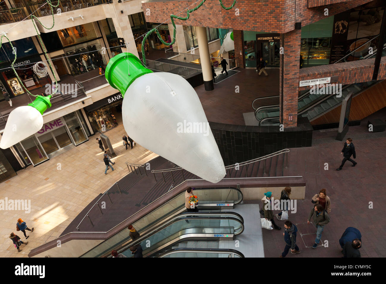 Cabots Zirkus-Einkaufszentrum im Stadtzentrum von Bristol, UK. Weihnachtsschmuck, bereit für das Weihnachtsgeschäft gerade hinauf. Stockfoto