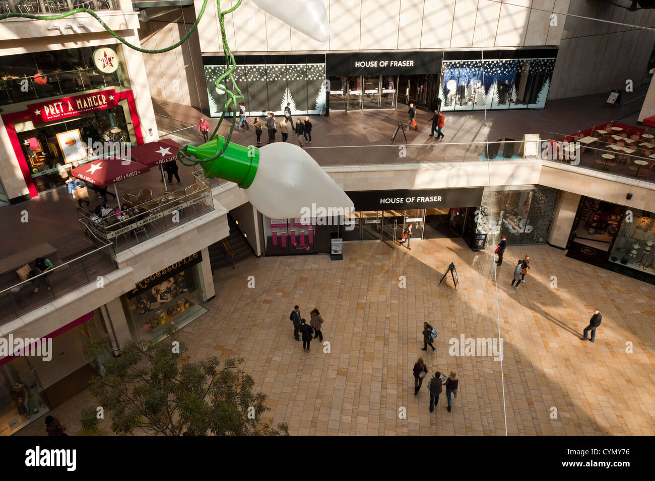 Cabots Zirkus-Einkaufszentrum im Stadtzentrum von Bristol, UK. Weihnachtsschmuck, bereit für das Weihnachtsgeschäft gerade hinauf. Stockfoto