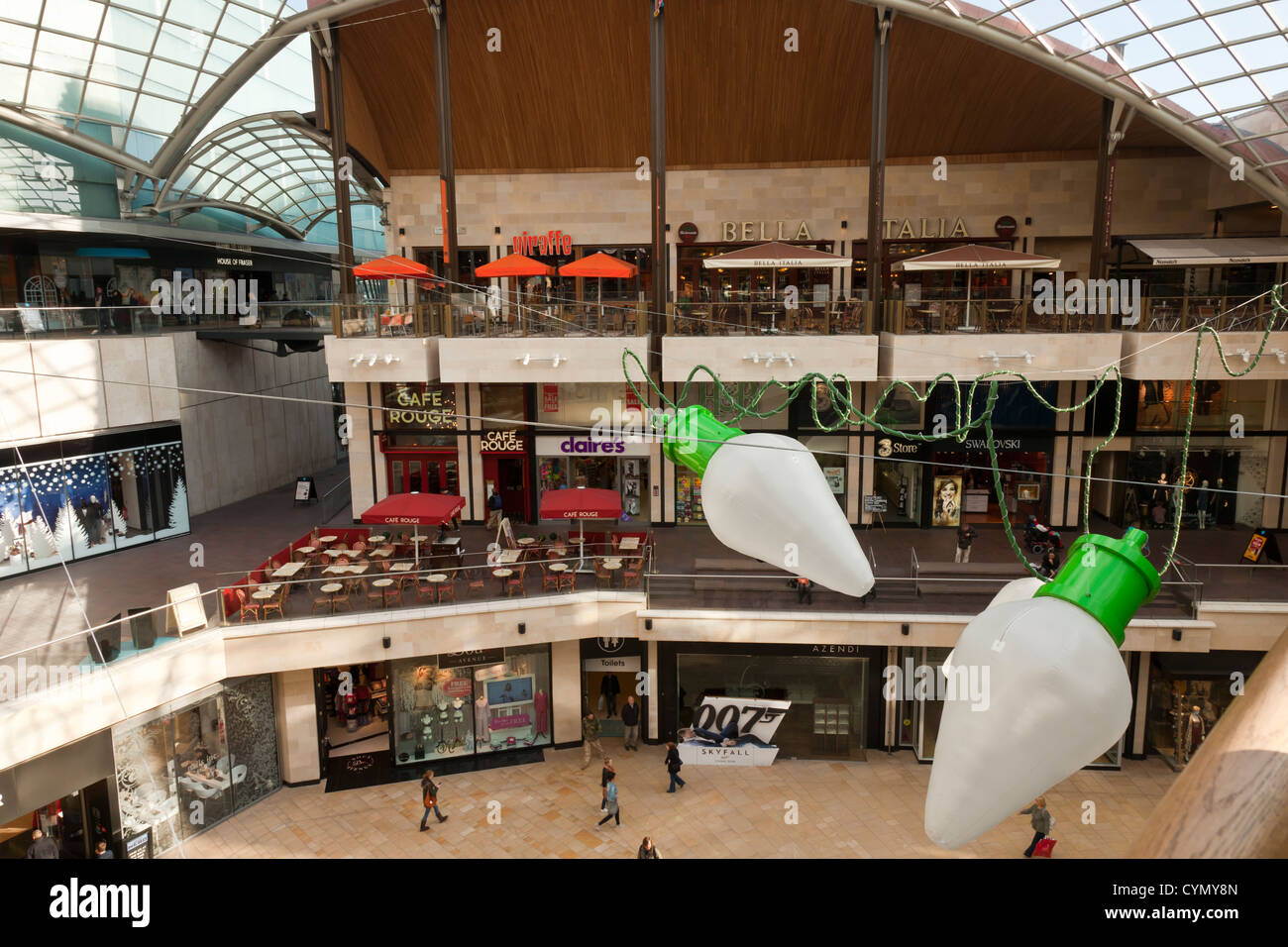 Cabots Zirkus-Einkaufszentrum im Stadtzentrum von Bristol, UK. Weihnachtsschmuck, bereit für das Weihnachtsgeschäft gerade hinauf. Stockfoto
