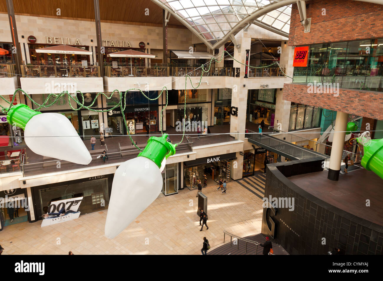 Cabots Zirkus-Einkaufszentrum im Stadtzentrum von Bristol, UK. Weihnachtsschmuck, bereit für das Weihnachtsgeschäft gerade hinauf. Stockfoto