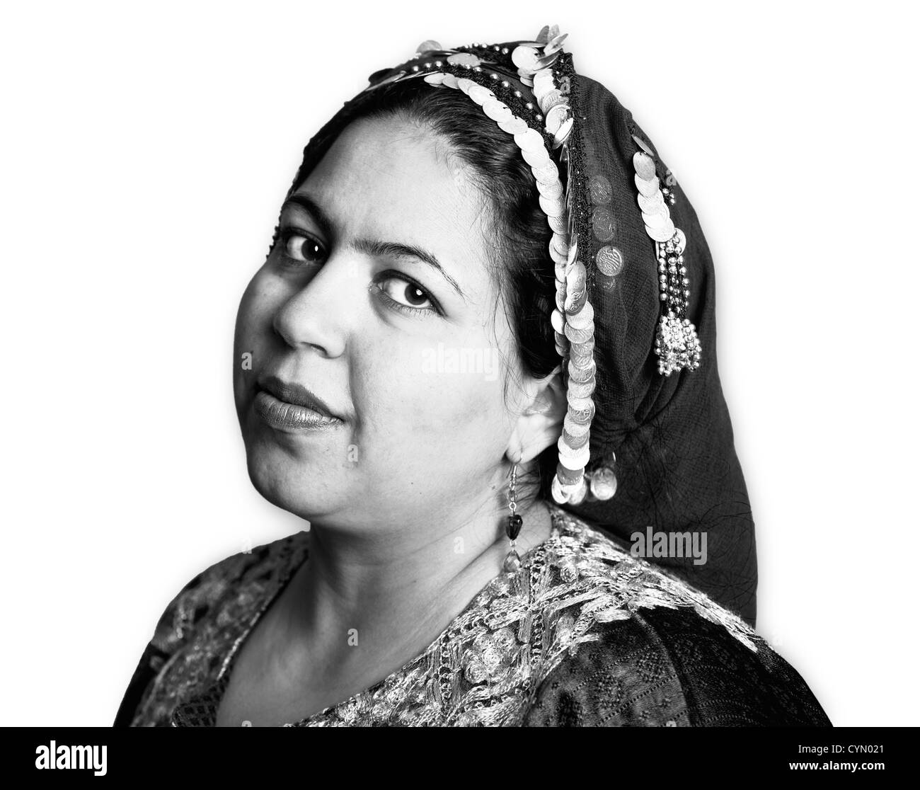 Porträt einer muslimischen Frau in einem reich verzierten Kopftuch Stockfoto