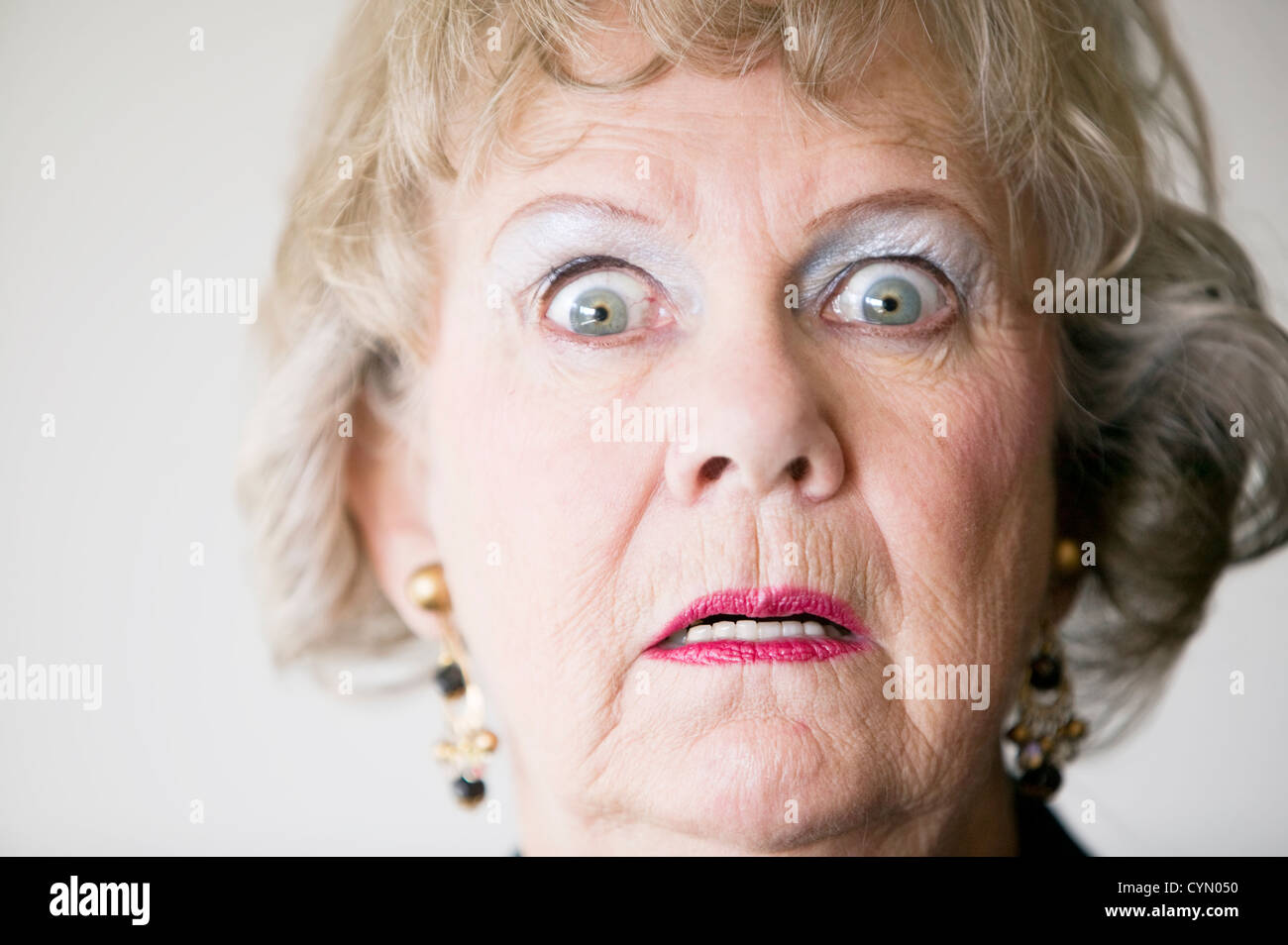 Eine ältere Frau Mit Einem Entsetzten Blick Auf Ihrem Gesicht In Nahaufnahme Stockfotografie Alamy