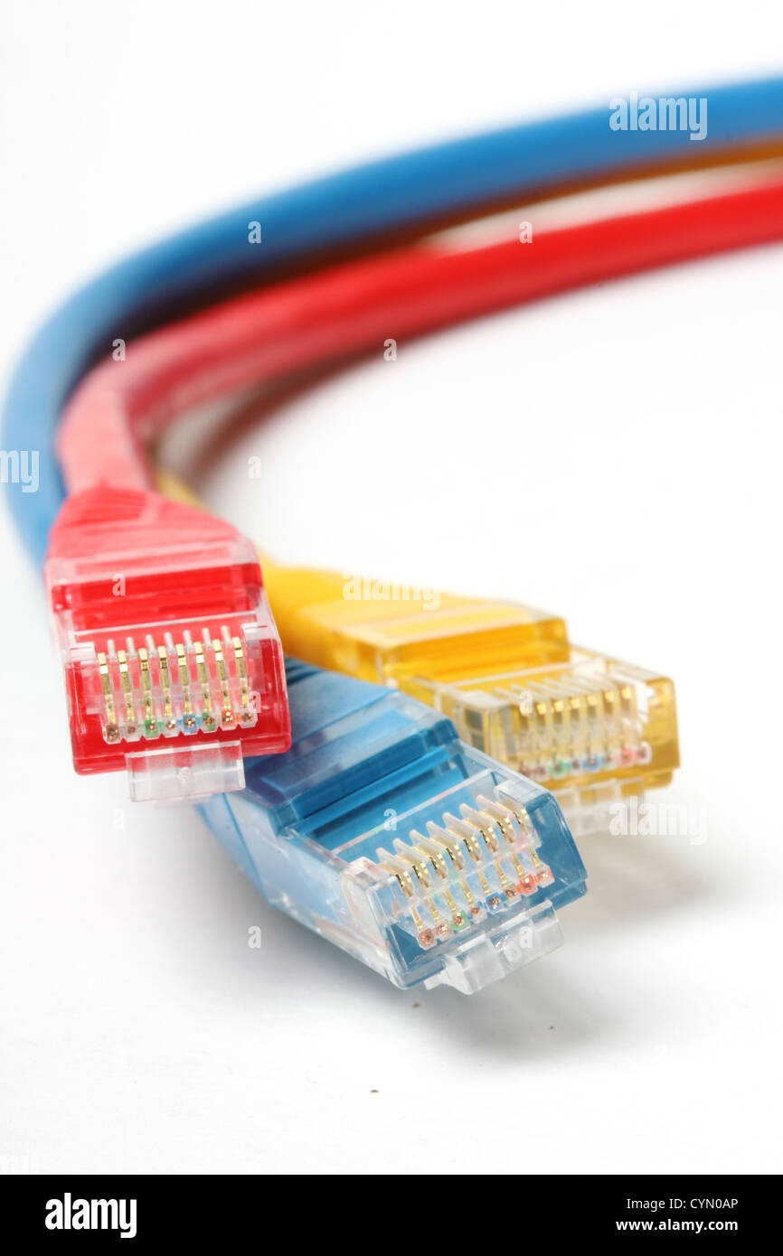Kategorie 5-Netzwerk-Kabel isoliert auf weiß, drei verschiedenen Farben,  rot, blau und gelb Stockfotografie - Alamy