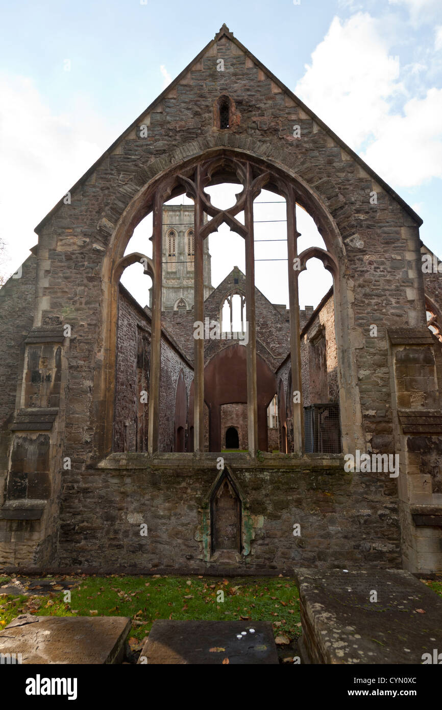 Kirche von 1390 bis 1460 mit schiefen Turm erbaut, bombardiert und zerstört im 2. Weltkrieg, Bristol, UK. Stockfoto