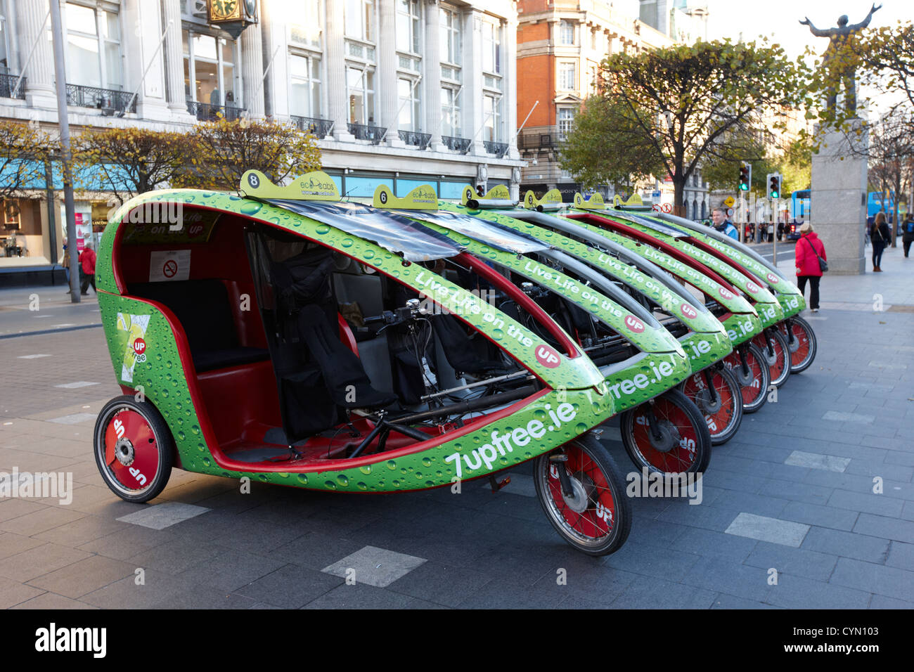 Eco-Taxis-Pedal powered Transport auf Oconnell street Dublin Irland Stockfoto