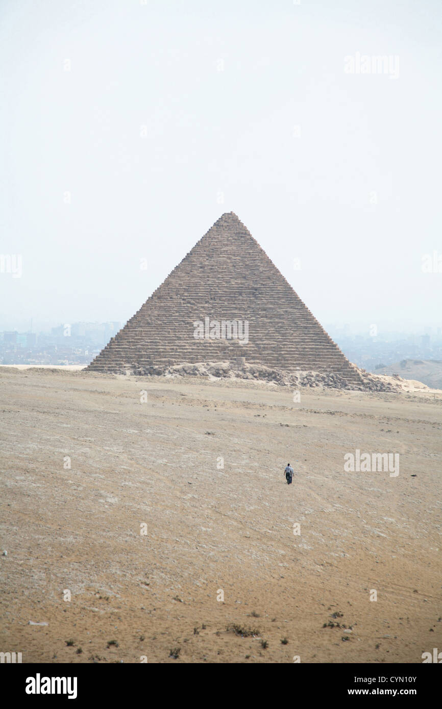 zwei Männer, die zu Fuß in Richtung Micerinos Pyramide in Kairo Stockfoto