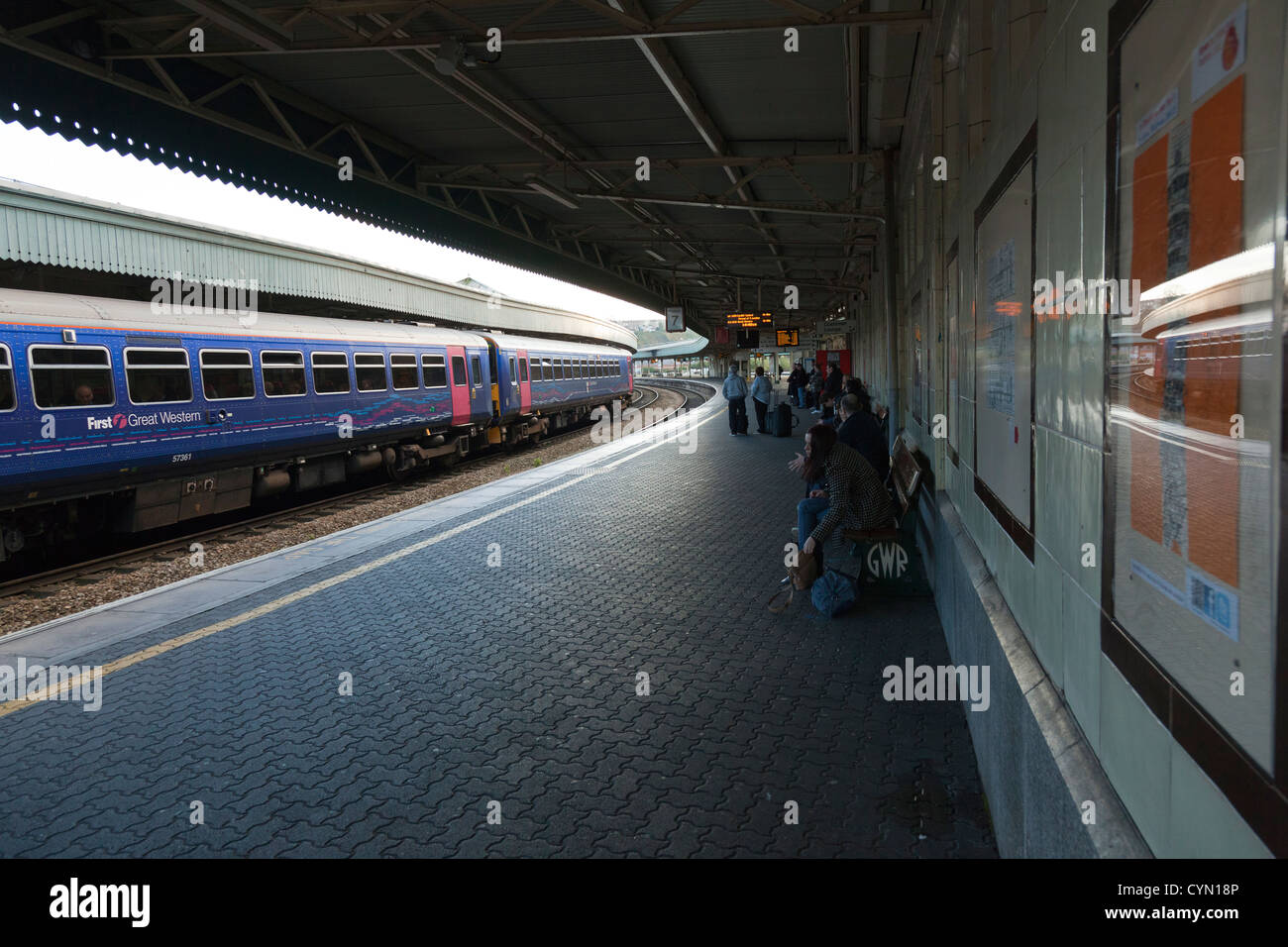Pendler und Passagiere warten auf Zug nach Cardiff und Swansea auf Bristol Temple Meads Station. Stockfoto