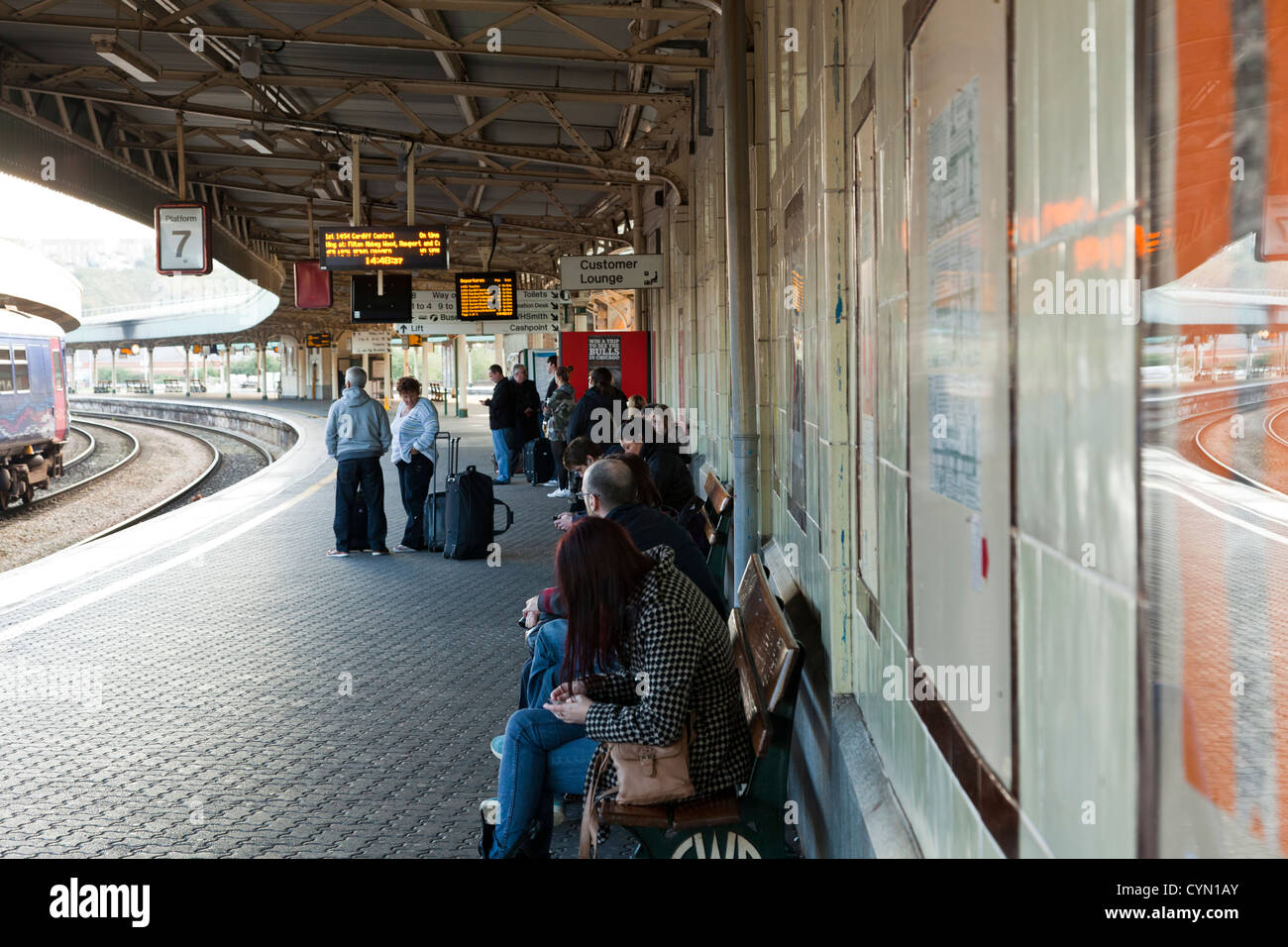 Pendler und Passagiere warten auf Zug nach Cardiff und Swansea auf Bristol Temple Meads Station. Stockfoto