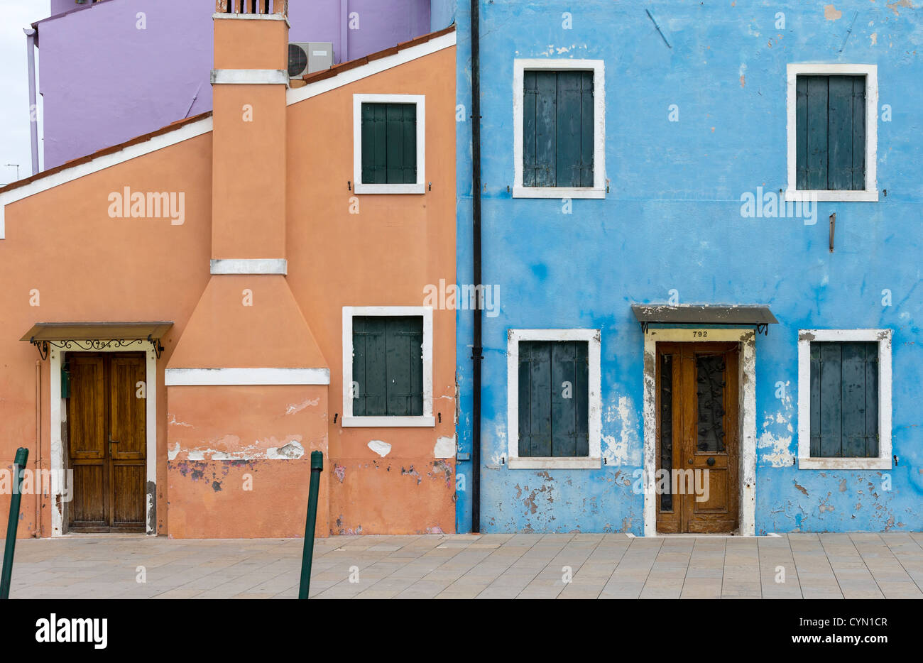 Fassaden der Häuser in Burano, Venedig, zeigen eine seltsame Nebeneinander von Farben (Himmelblau, Keks-Orange und Lavendel) Stockfoto