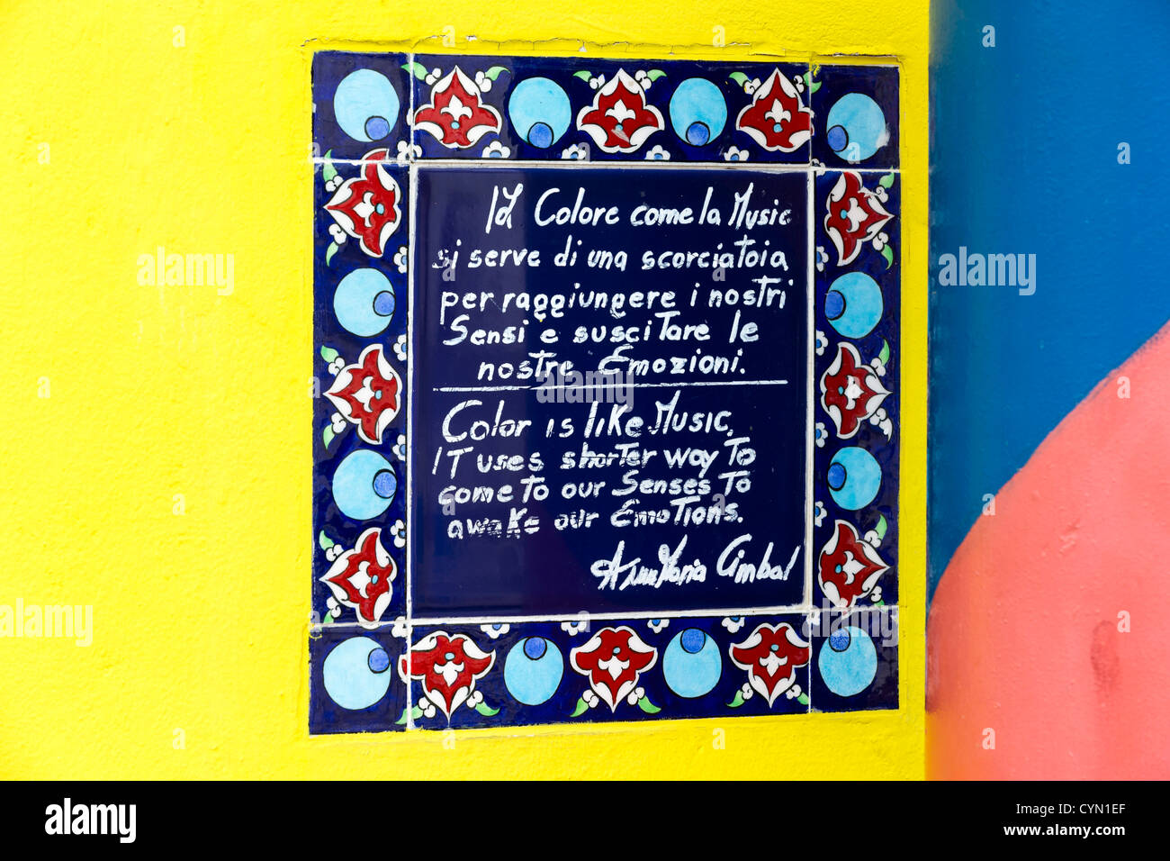 Gedenktafel an der Wand des Hauses der Künstler Annamaria Cimbal feiert die emotionale Wirkung von Farbe und verglich es um Musik Stockfoto