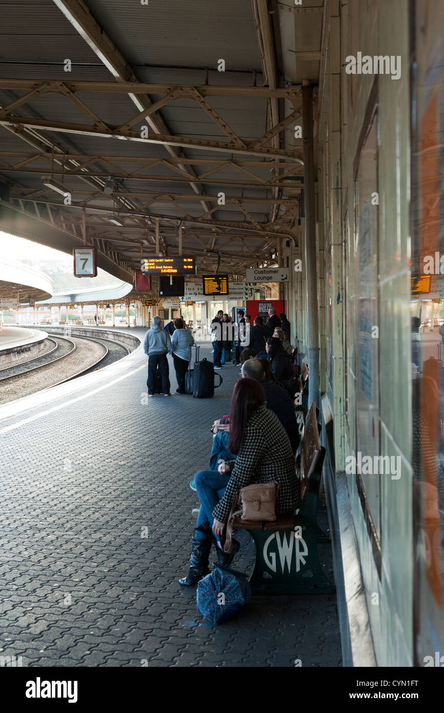 Pendler und Passagiere warten auf Zug nach Cardiff und Swansea auf Bristol Temple Meads Station. Stockfoto