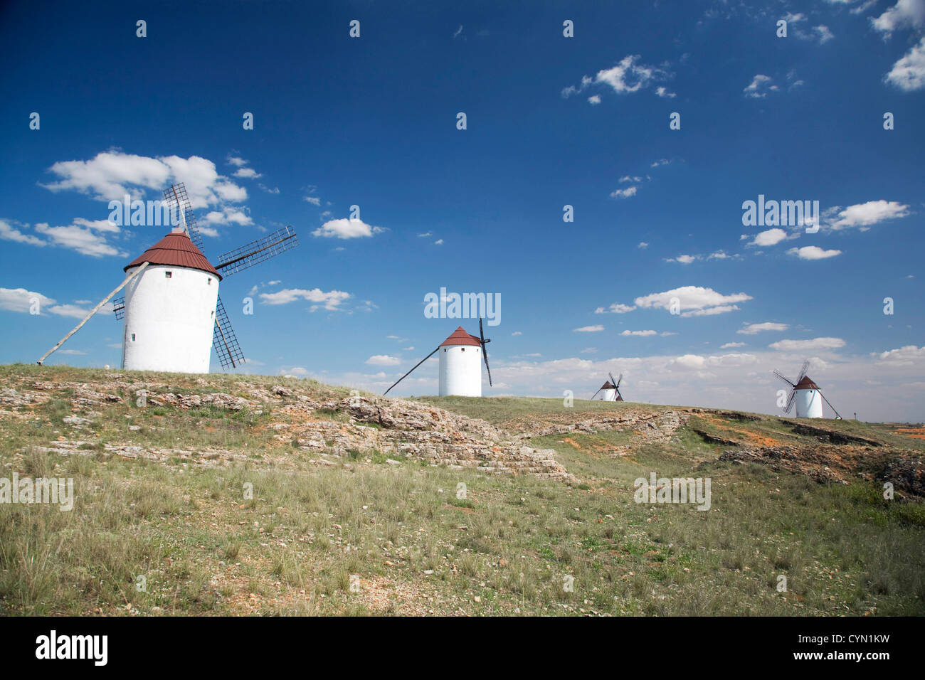 Gruppe von weißen Mühlen in La Mancha, Spanien Stockfoto