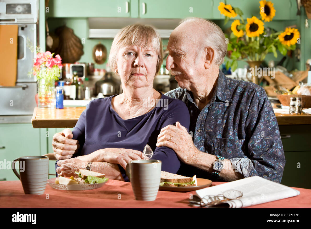 Porträt von besorgt Senior paar in ihrem Speisesaal Stockfoto
