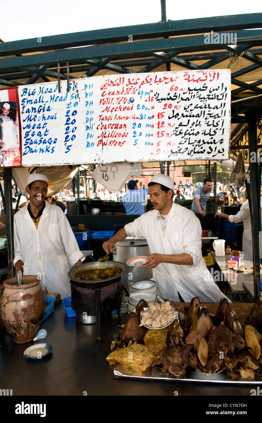 Schaf-Köpfe (in der Regel in einem speziellen Topf gedünstet) sind sehr beliebt Speiselokal in Marokko und den Maghreb-Staaten. Stockfoto