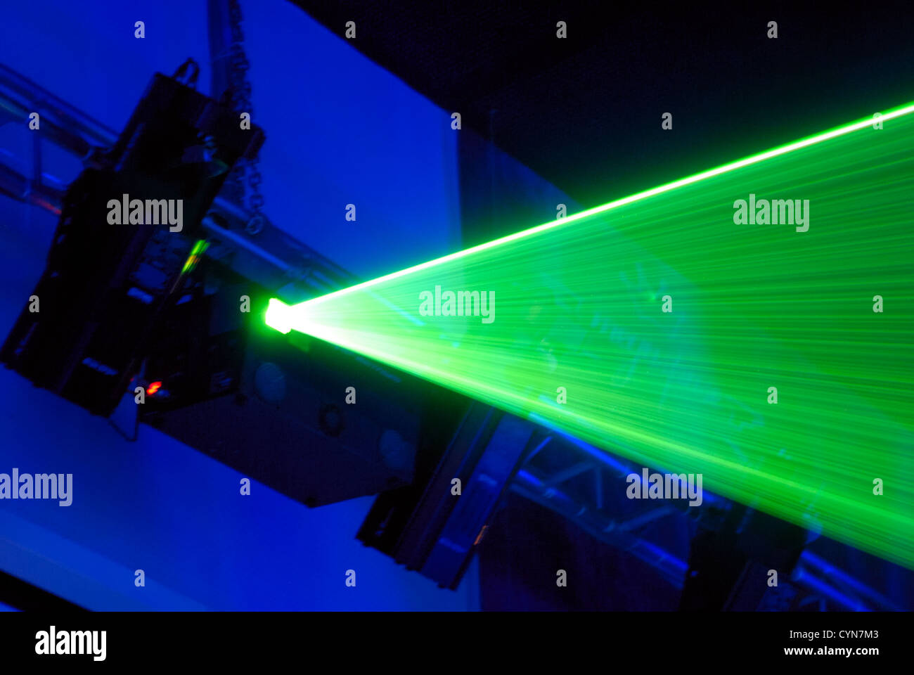 Laserinstallation für die Erstellung von Lichteffekten auf musical-shows Stockfoto