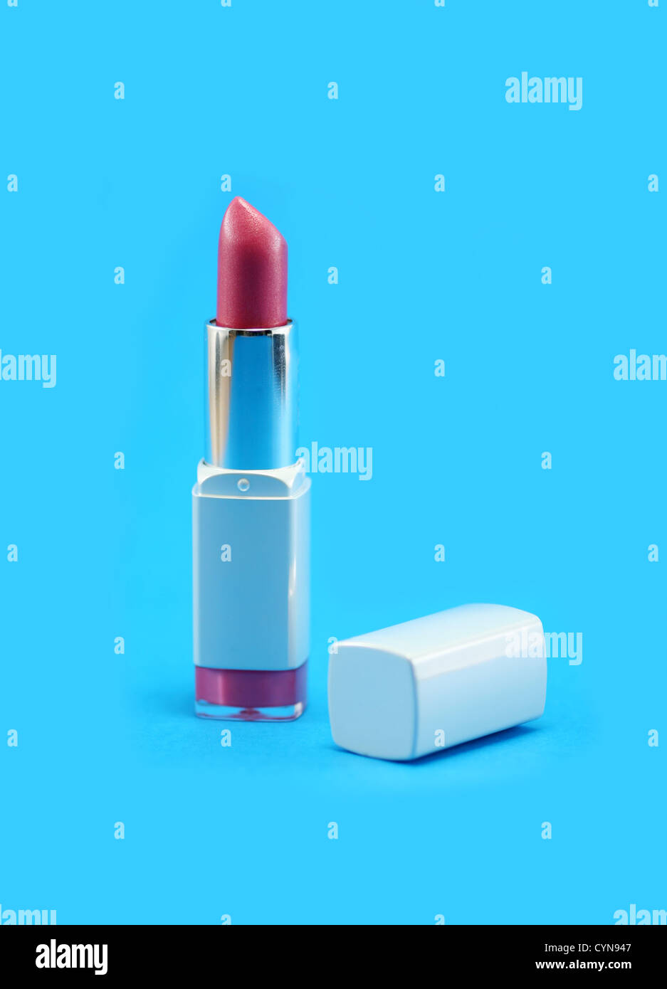 Hübsche rosa Lippenstift auf einem leuchtend blauen Hintergrund Stockfoto
