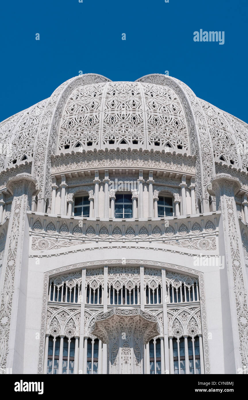 Kuppel des detaillierten Mauerwerk auf Bahai Tempel in Evanston, Illinois (in der Nähe von Wilmette), gegen eine wunderschöne, friedliche, blauer Himmel. Stockfoto