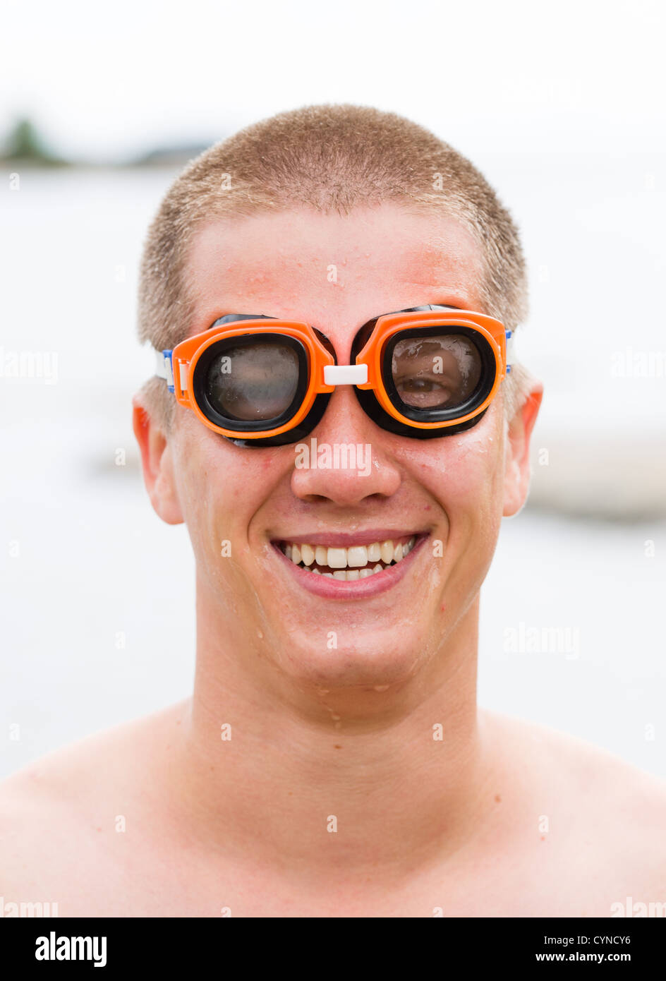 Gesicht-Porträt von lustigen Schwimmer, Hochformat Stockfoto