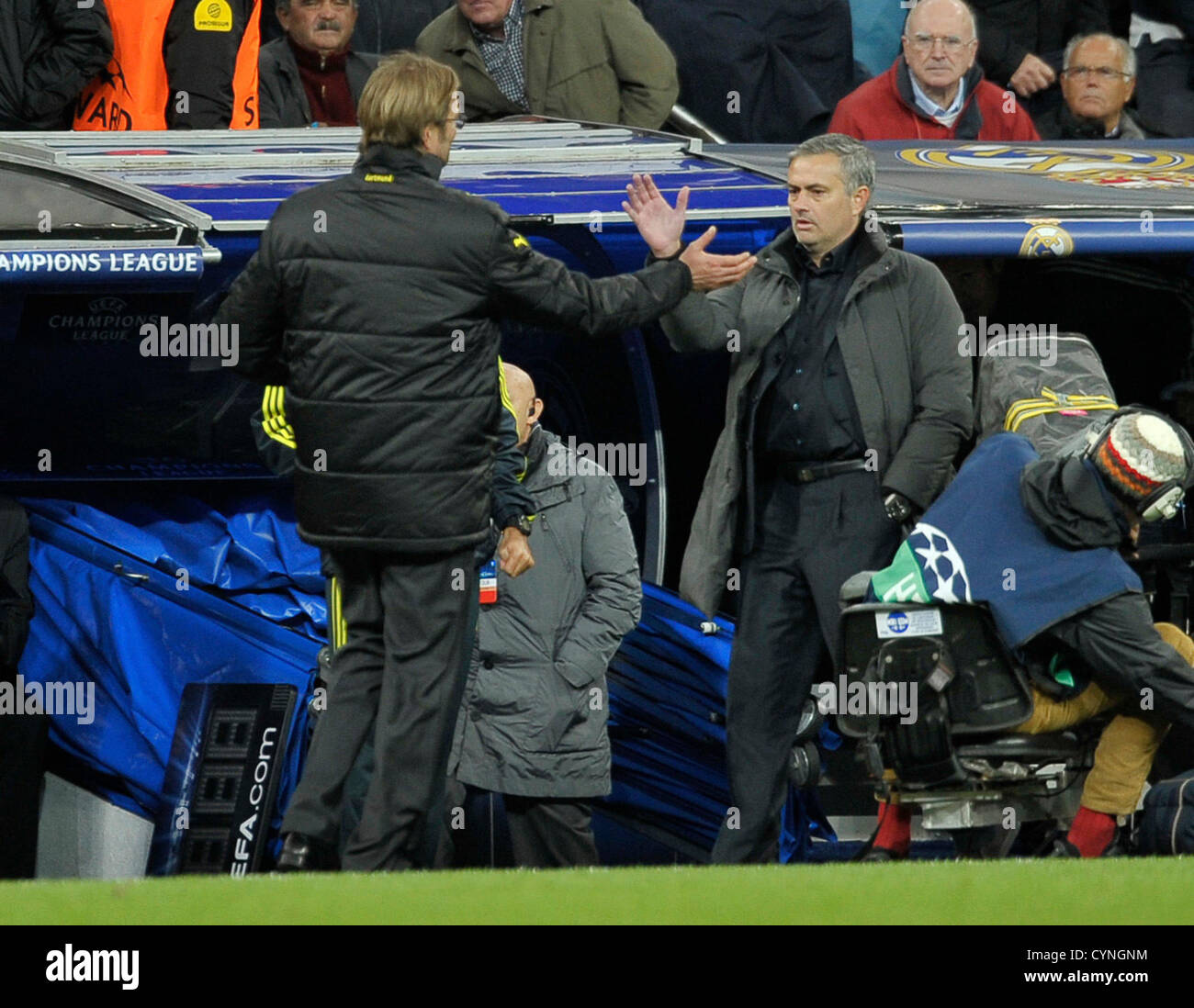 6.11.2012, Fußball, Champions League 2012/2013, 4. Spieltag, Estadio Santiago Bernabéu, Madrid, Spanien, Real Madrid (weiß) - Borussia Dortmund (gelb)---Dortmund-Trainer Jürgen (Jürgen) Klopp und Real Madrid Trainer Jose Mourinho schütteln sich die Hände nach dem Schlusspfiff Stockfoto