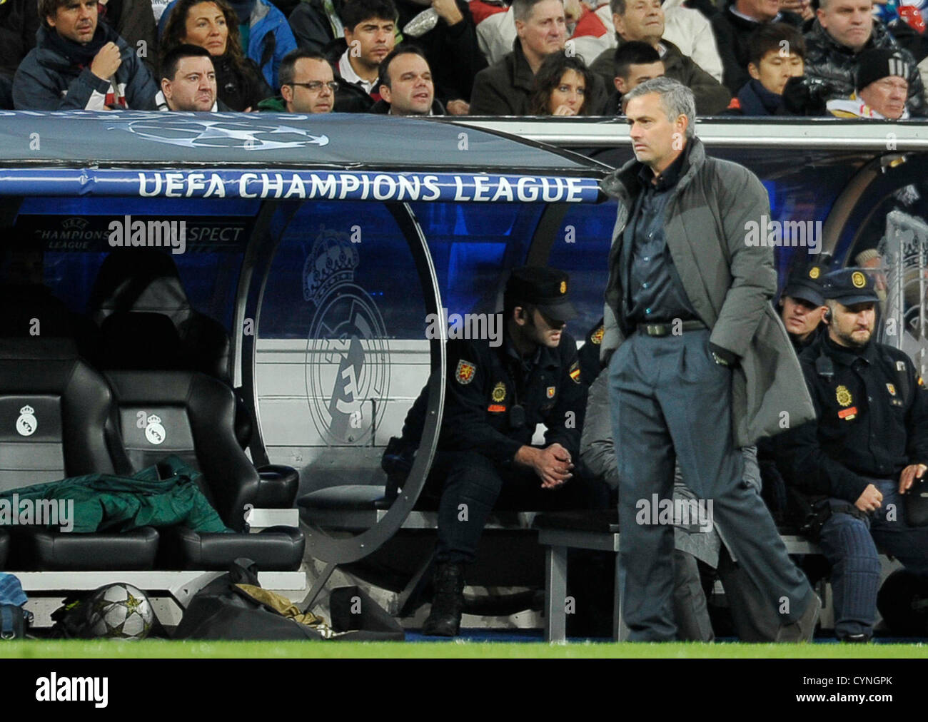 6.11.2012, Fußball, Champions League 2012/2013, 4. Spieltag, Estadio Santiago Bernabeu, Madrid, Spanien, Real Madrid (weiß) - Borussia Dortmund (gelb) --- Madrid-Trainer Jose Mourinho (Madrid) steht frustriert neben der Bank mit den Worten "UEFA Champions League" Stockfoto