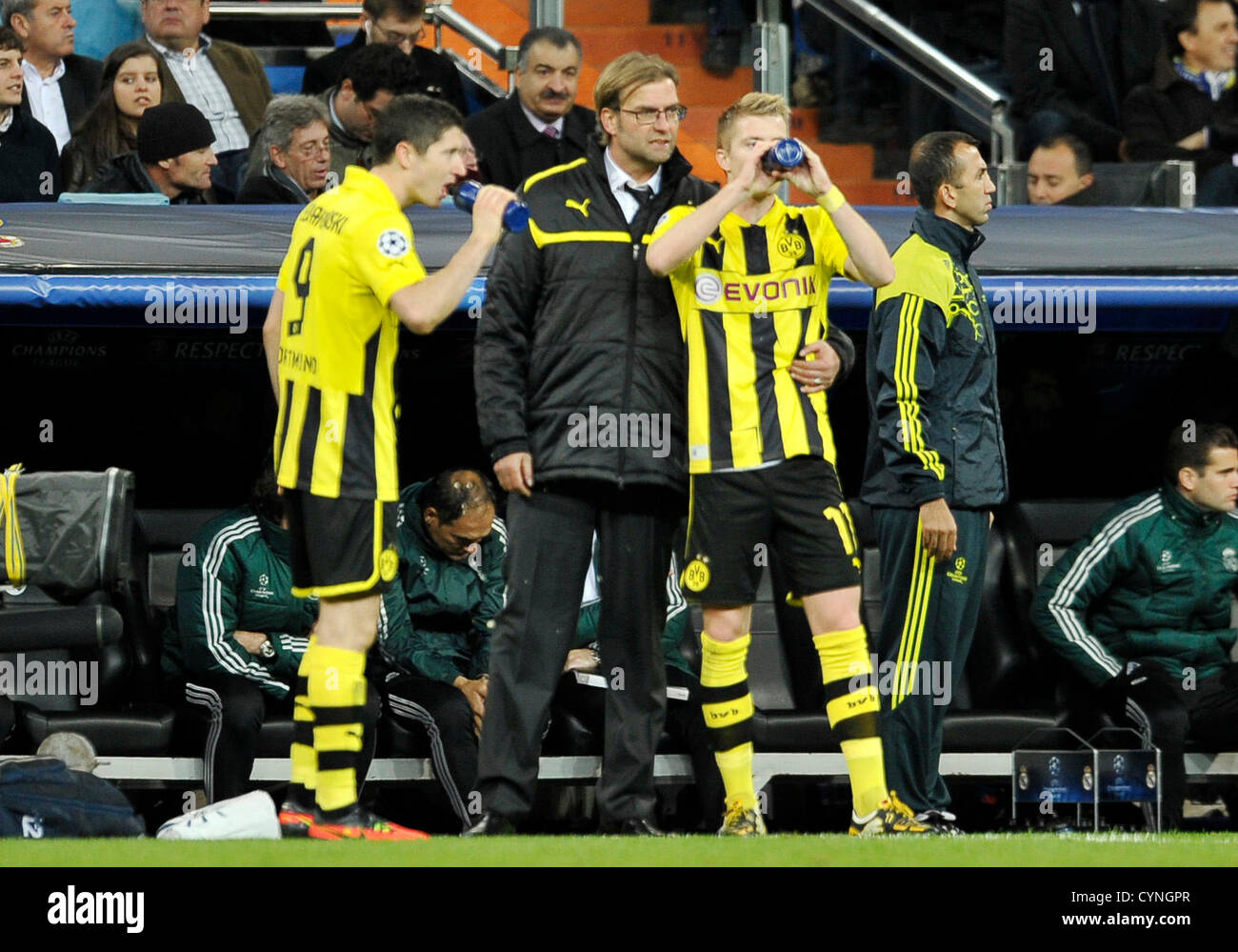 6.11.2012, Fußball, Champions League 2012/2013, 4. Spieltag, Estadio Santiago Bernabeu, Madrid, Spanien, Real Madrid (weiß) - Borussia Dortmund (gelb) --- Trainer Jürgen Klopp spricht mit Marco Reus (BVB) , links: Robert Lewandowski (BVB) Stockfoto