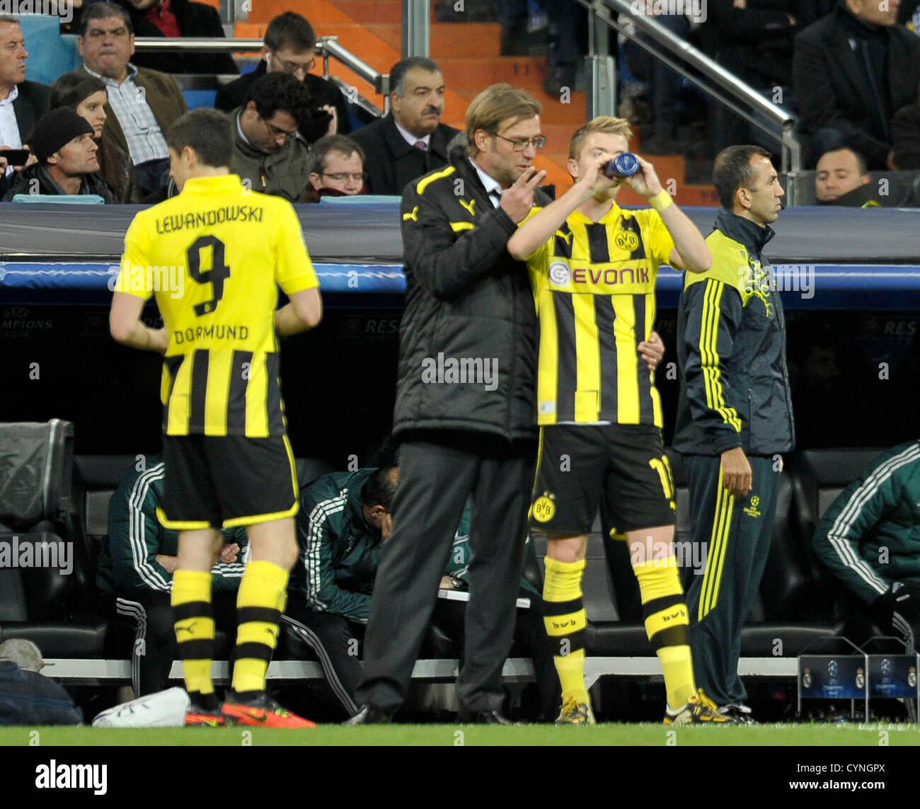 6.11.2012, Fußball, Champions League 2012/2013, 4. Spieltag, Estadio Santiago Bernabeu, Madrid, Spanien, Real Madrid (weiß) - Borussia Dortmund (gelb) --- Trainer Jürgen Klopp spricht mit Marco Reus (BVB) , links: Robert Lewandowski (BVB) Stockfoto