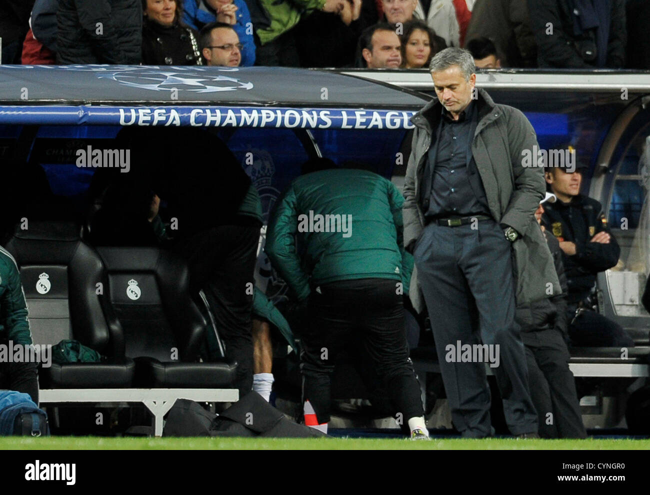 6.11.2012, Fußball, Champions League 2012/2013, 4. Spieltag, Estadio Santiago Bernabeu, Madrid, Spanien, Real Madrid (weiß) - Borussia Dortmund (gelb) --- Madrid-Trainer Jose Mourinho (Madrid) steht frustriert neben der Bank mit den Worten "UEFA Champions League" Stockfoto