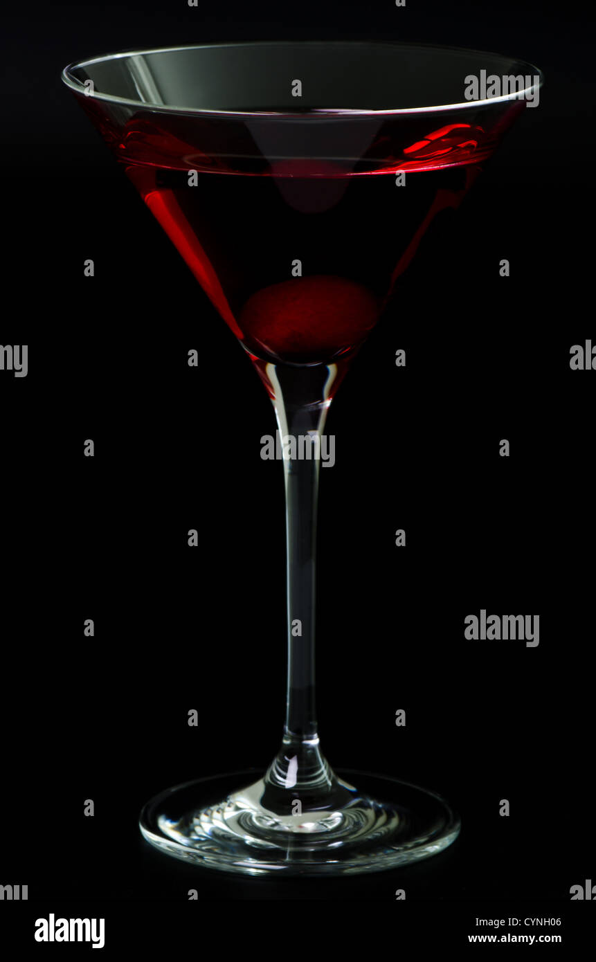 Glas mit einem cocktail auf einem schwarzen Hintergrund rot Stockfoto