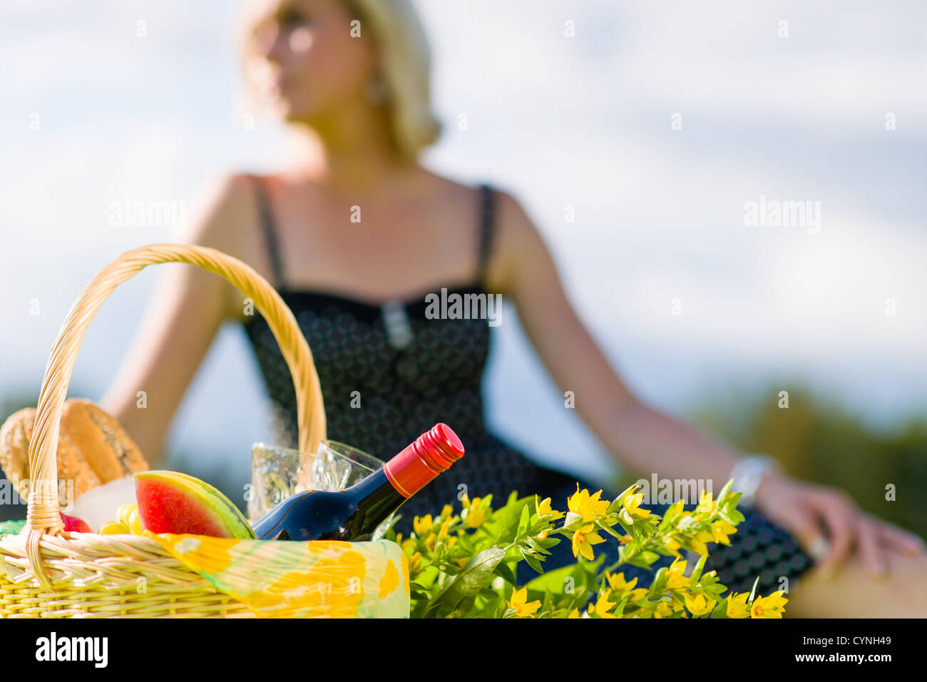 Picknick-Korb und Frau aus dem Blickfeld auf Hintergrund, Horizont-format Stockfoto