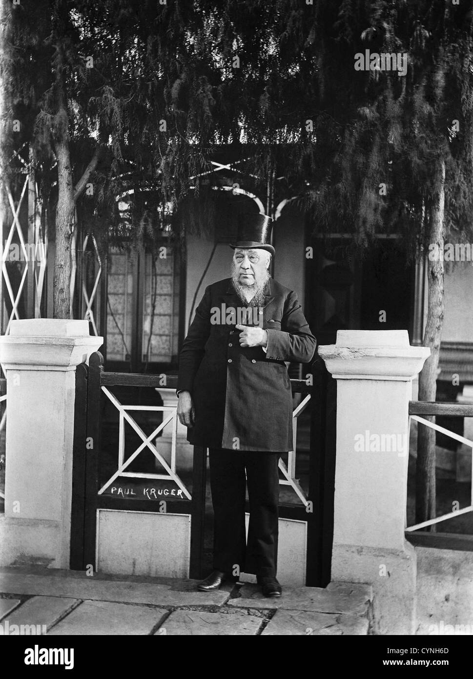 Paul Kruger (1oth Oktober 1825 14. Juli 1904), stehend vor seinem Haus in Pretoria in charakteristischen Hut. Stockfoto