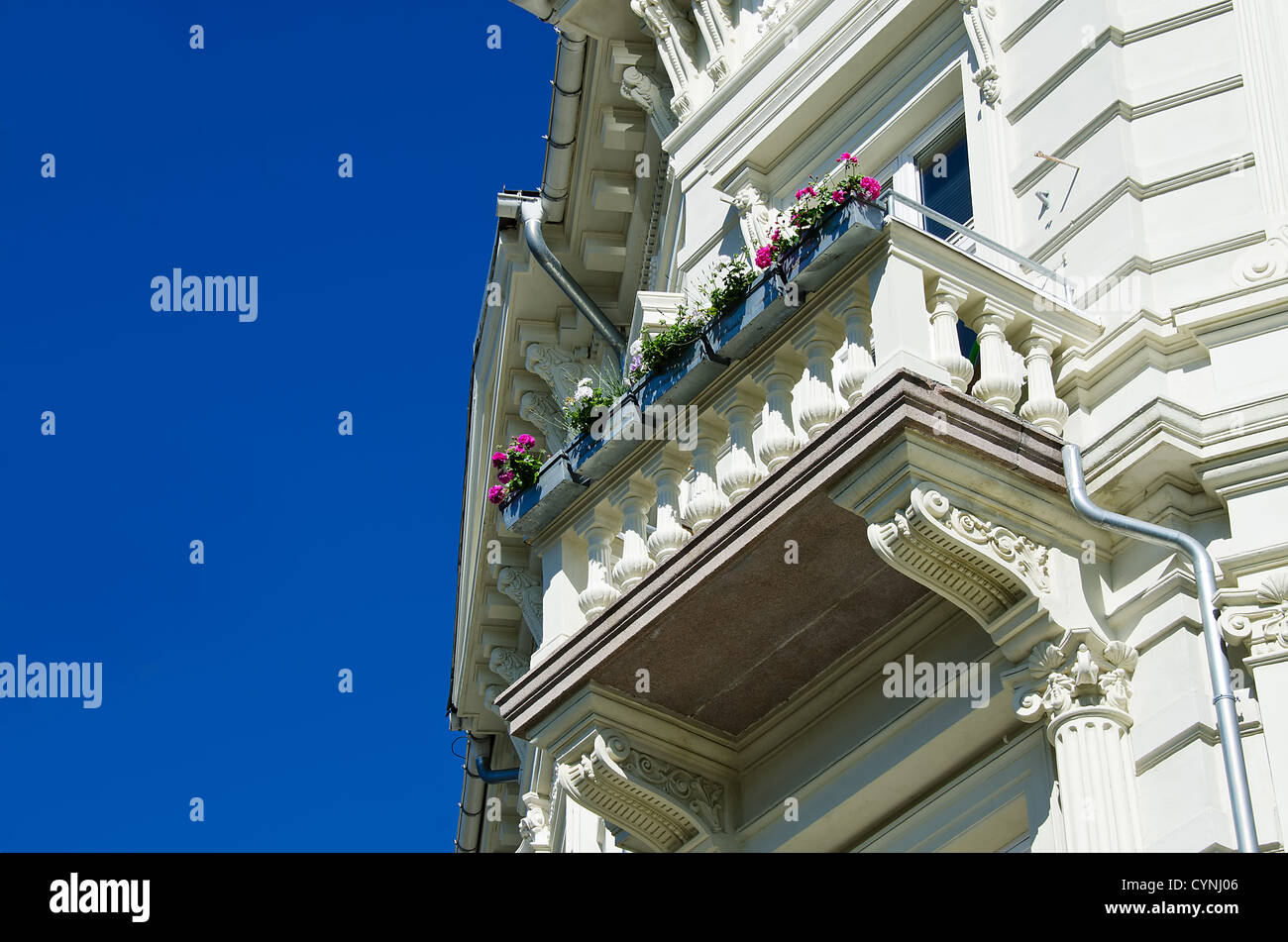 Klassisches weißes Gebäude mit Balkon auf einem blauen Himmel Stockfoto