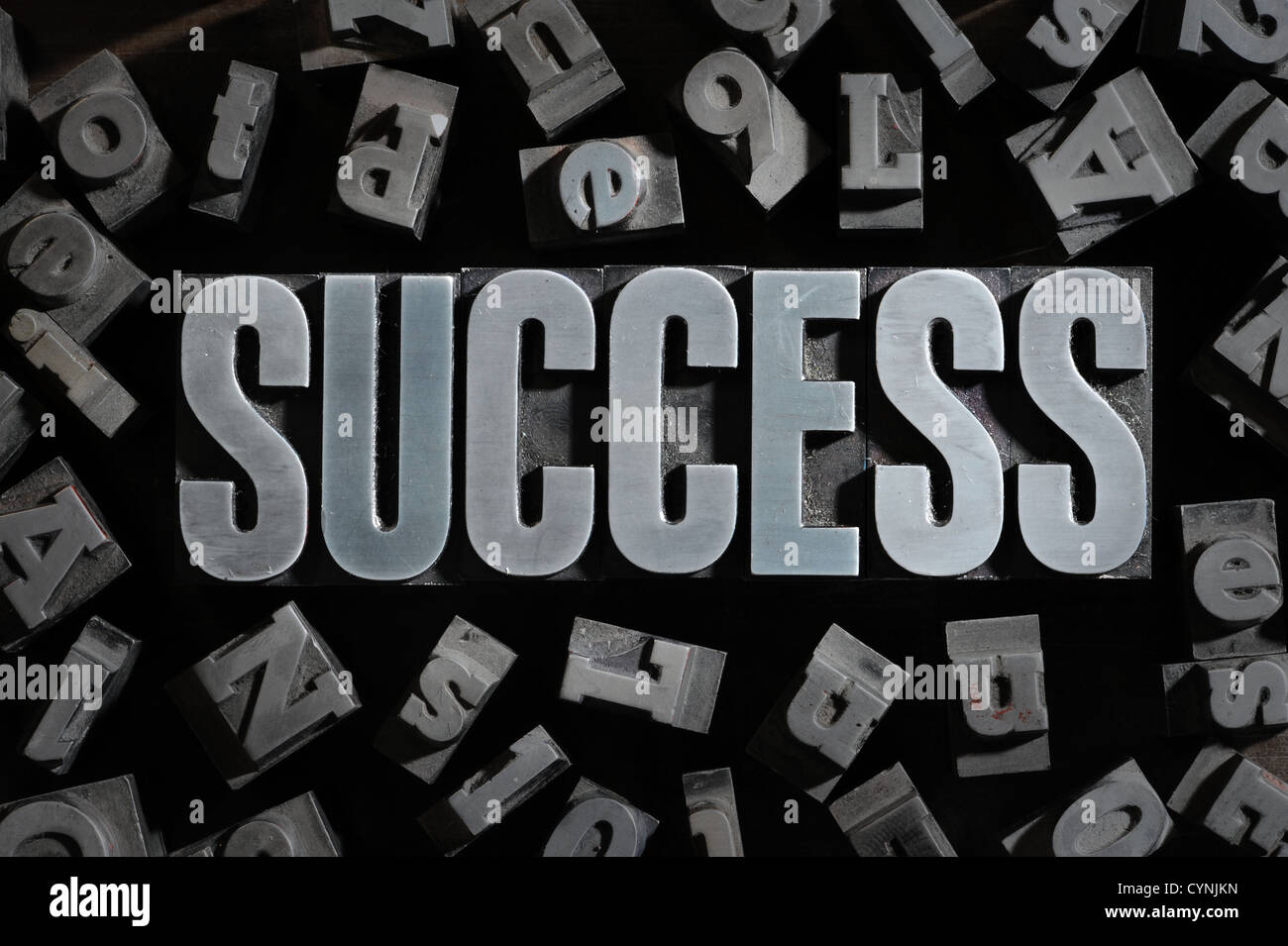 Alte Metall Buchstaben: Erfolgskonzept verwandte Wörter Stockfoto