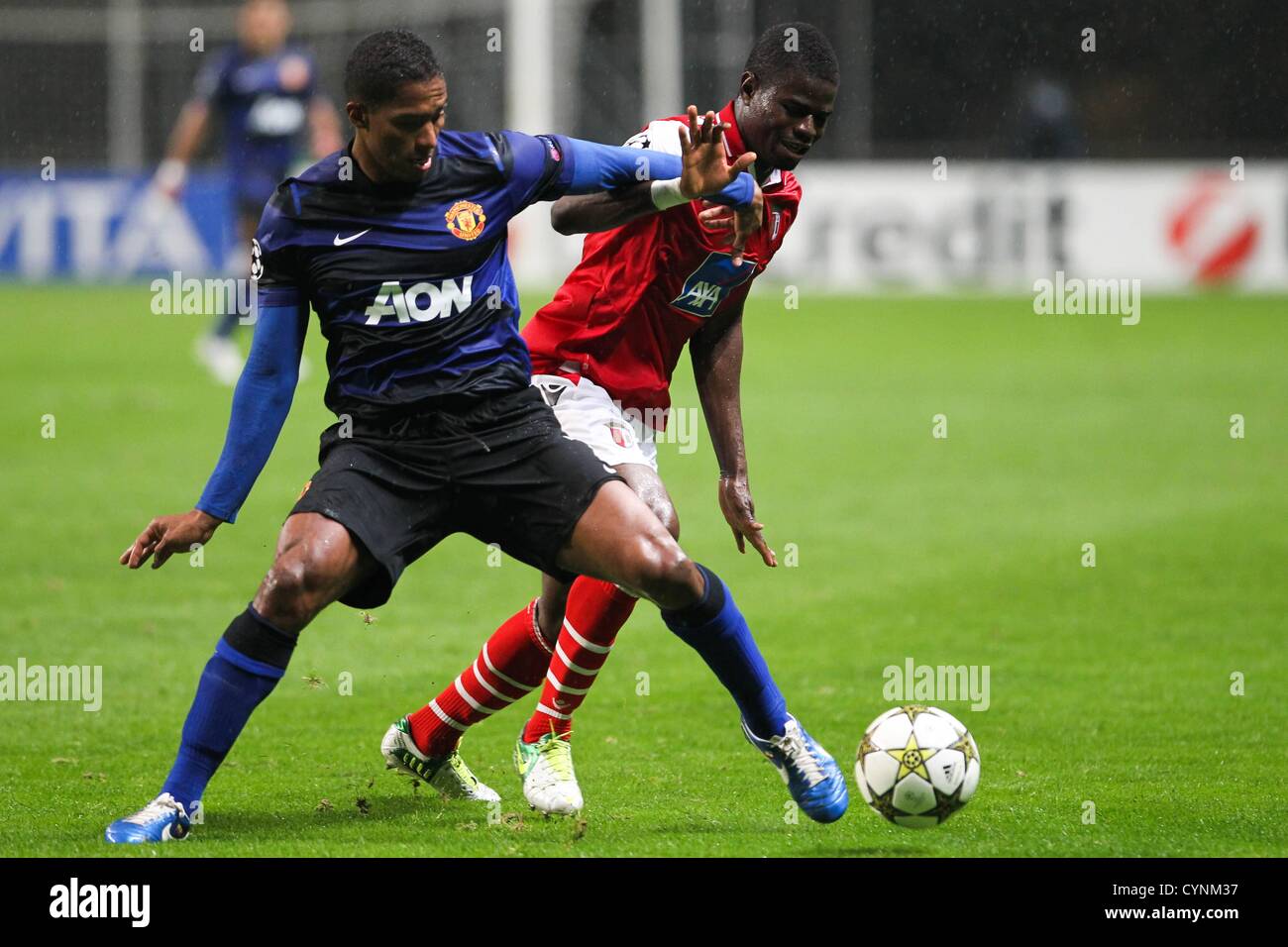 08.11.2012 Braga, Portugal. Antonio Valencia (L) von Manchester United fordert Elderson SC Braga während des Champions League-Gruppe H-Spiels zwischen Braga und Manchester United aus dem Estadio Axa. Stockfoto