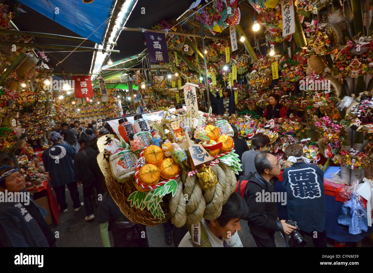 8. November 2012, Tokyo, Japan - dekoriert Schnäppchen Jäger Menschenmenge um den Ständen mit bunten viel Glück Bambus Rechen in der Fußgängerzone der Innenstadt von Tokio Schrein während "Tori-No-Ichi," eine jährliche open-air-Markt, auf Donnerstag, 8. November 2012.  Seit dem 18. Jahrhundert, im November jedes Jahr am Tag der Hahn im chinesischen Tierkreis, Japanisch quer durch das Land besucht haben, ihre Nachbarschaft Schreinen und Tempeln, verzierten Bambus Rechen zu kaufen, das gesagt werden "Harken, Gesundheit, Glück und gute Geschäfte. (Foto von Natsuki Sakai/AFLO) AYF - mis- Stockfoto