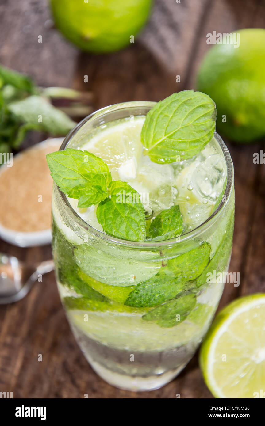 Mojito Cocktail auf hölzernen Hintergrund Stockfoto