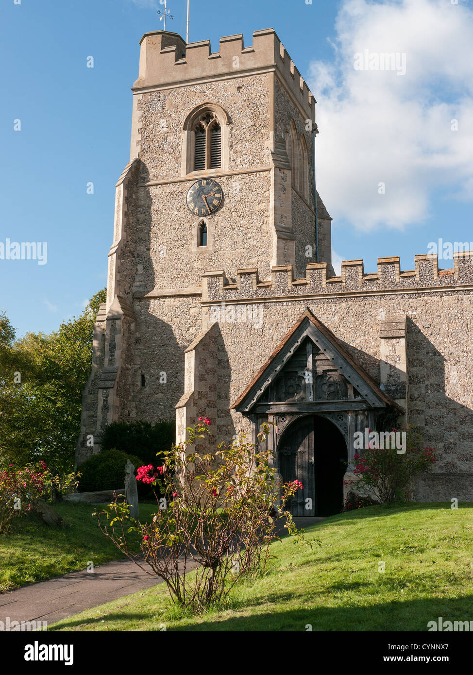 13. / 14. Jahrhundert All Saints Church, gebaut aus Stein und Feuerstein, Marsworth, Buckinghamshire, Großbritannien Stockfoto