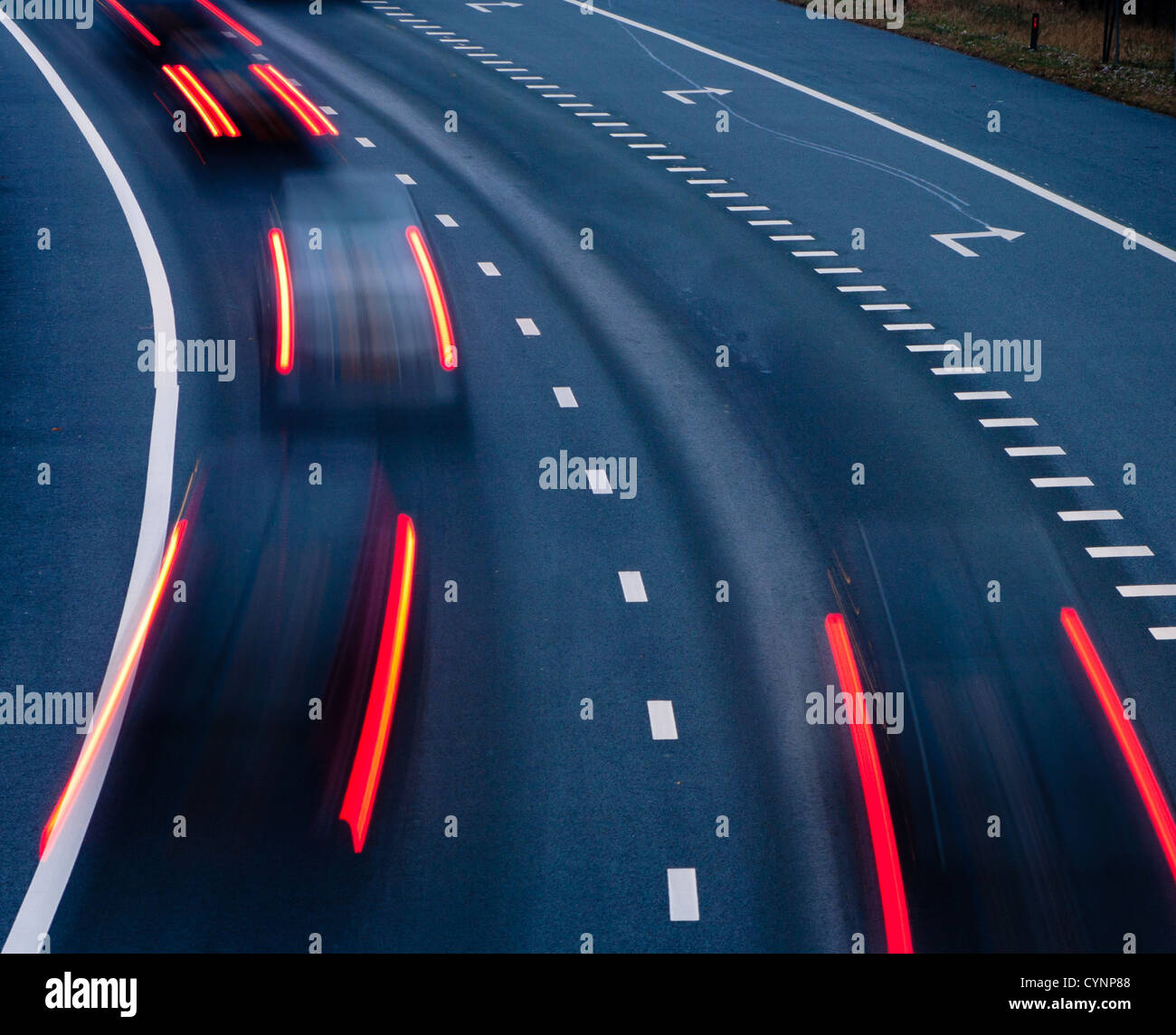 unscharfe Lichter der Autos auf der Autobahn am Abend Stockfoto