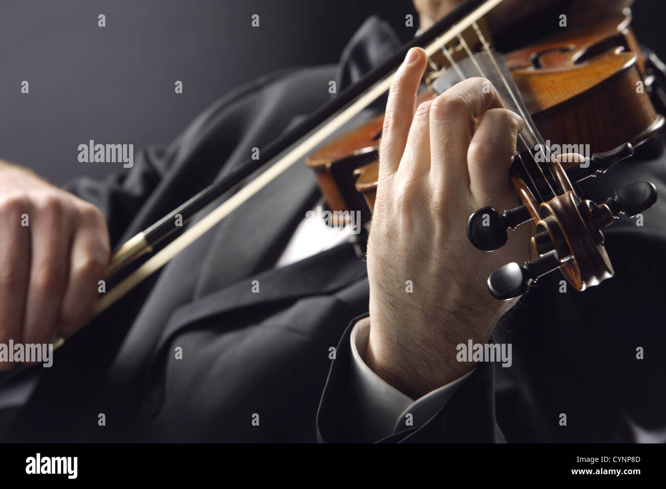 der Geiger: Musiker, spielt Geige auf dunklem Hintergrund Stockfoto