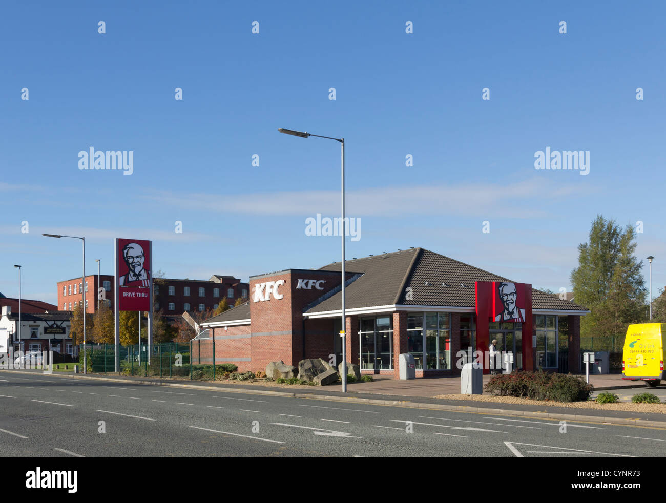 KFC-Restaurant aufbauend auf Wasser treffen Straße, nördlich von Bolton Stadtzentrum entfernt. Eine Person ist in der Nähe der Einfahrt Stand. Stockfoto